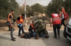 إسعاف فلسطيني أطلق الجنود الإسرائيليون النار عليه بعد هجوم للمستوطنين على قاطفي الزيتون في قرية أبو فلاح بالضفة الغربية