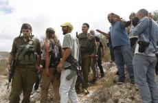 جنود إسرائيليون يساندون مستوطنين خلال اعتداءات على فلسطينيين