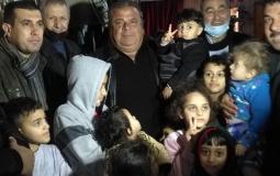 المحافظ صلاح أبو وردة مع عائلة حسن