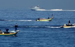مراكب صيد فلسطينية في بحر غزة أمام زورق للاحتلال الاسرائيلي