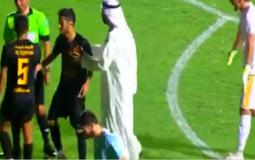 شيخ كويتي يهبط أرض الملعب