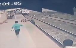 عامل سكة حديد ينقذ حياة طفل