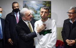 رئيس الوزراء محمد اشتية والأسير المحرر منصور الشحاتيت