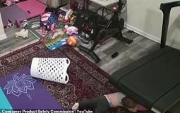 جهاز مشي يشفط طفلا