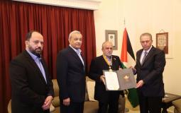 نيابة عن الرئيس محمود عباس، السفير دبور يقلد أمين عام الصليب الأحمر اللبناني جورج الكتاني نجمة بيت لحم من وسام بيت لحم