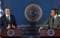 يميناً رئيس الحكومة الليبية عبد الحميد الديبية ويساراً رئيس الوزراء اليوناني "كيرياكوس ميتسوتاكيس"