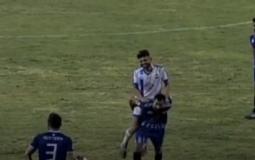لاعب يحمل زميله