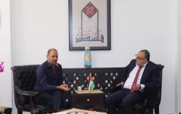 أبو سيف خلال لقائه رئيس مجلس الإدارة في مؤسسة جفرا للإنتاج الموسيقي سمير جبران