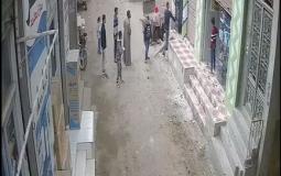 شاب يحاول اطفاء الحريق