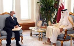 رئيس الوزراء محمد اشتية خلال لقائه أمير قطر الشيخ تميم بن حمد آل ثاني