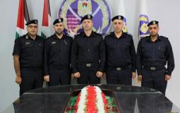 مدير الشرطة مع الضباط