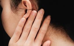 ما هي أسباب الرائحة الكريهة خلف الأذن؟