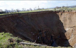 حفرة عملاقة بولاية فلوريدا تبتلع عدة منازل