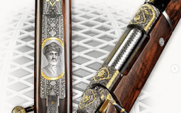 صورة السلطان قابوس معلقة على أغلى بندقية في العالم