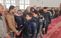 اطفال محمد الضيف خلال جناز جدهم