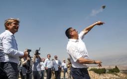 خلال قذف الوزيرين الحجارة على السياج الحدودي