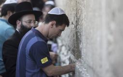 ميسي عند حائط المبكي أثناء زيارة لاعبي برشلونة لإسرائيل