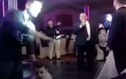 رجل يطلق زوجته خلال حفل زفاف ابنتها