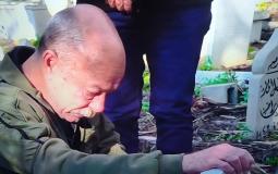 الاسير ماهر يونس خلال زيارة قبر والده