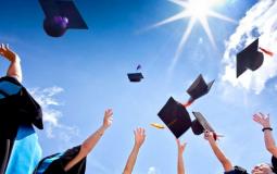 طلاب جامعة بعد التخرج
