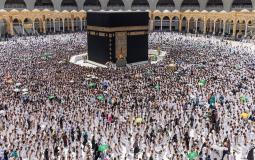 معتمرن في صحن الكعبة