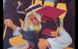تصرف أب سعودي مع ابنته بعد التخرج يشعل مواقع التواصل