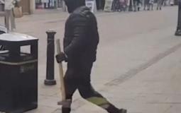 فيديو مرعب.. شاهد عملية سطو على متجر مجوهرات بوضح النهار بالفؤوس والمطارق