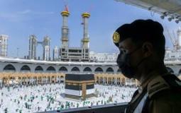 فيديو يخطف القلوب.. رجل أمن سعودي يطوف بسيدة كفيفة حول الكعبة ويثير تفاعلا (شاهد)