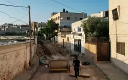 أحد الشوارع التي جرفتها قوات الاحتلال (رويترز)