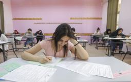 طالبة خلال تقديم امتحان - ارشيفية
