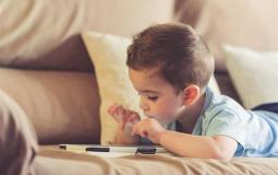 جلوس الطفل أمام الشاشة