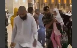 رجل أمن يحمي طفلة من العواصف بمكة