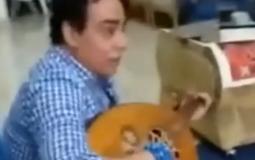 ملحن مصري يتلو القرآن على أنغام العود