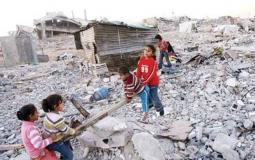 أطفال فلسطينيون يلعبون على ركام الحرب الإسرائيلية في قطاع غزة