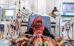 سيدة فلسطينية على جهاز غسل الكلى في مستشفى ناصر
