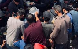 مواطنون يتزاحمون على التكيات