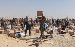 مواطنون يتجمعون لجمع ما تبقى من إمدادات الإغاثة من مركز التوزيع التابع لمؤسسة غزة الإنسانية المدعومة من الولايات المتحدة في رفح، جنوب قطاع غزة، 5 يونيو/حزيران 2025. رويترزتوزب