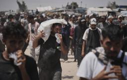 يحمل فلسطينيون صناديق وأكياساً تحتوي على مساعدات غذائية وإنسانية قدمتها «مؤسسة غزة الإنسانية» وهي منظمة مدعومة من الولايات المتحدة ووافقت عليها إسرائيل في رفح (أ.ب)