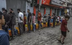 مواطنون يصطفون للحصول على مياه للشرب
