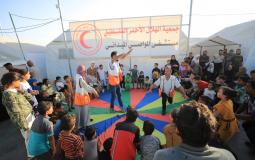 إجلاء اطفال من مستشفى المواصي الميداني التابع لجمعية الهلال الأحمر الفلسطيني