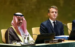 وزير الخارجية السعودي الأمير فيصل بن فرحان والرئيس الفرنسي إيمانويل ماكرون يحضران قمة الأمم المتحدة بشأن «حل الدولتين» في مقر الأمم المتحدة بنيويورك (أ.ف.ب)