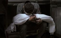 أب يحتضن طفله الشهيد