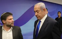 وزير المالية الإسرائيلي بتسلئيل سموتريتش مع نتنياهو (أرشيفية- رويترز)