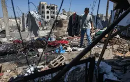 فلسطيني يحمل جاكيت الشاب مهند فروانة الذي قتلته غارة إسرائيلية بينما كان يتجهز لحفل زفافه ظهر اليوم في خان يونس جنوب قطاع غزة (إ.ب.أ)