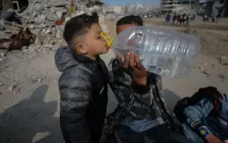 من سكان قطاع غزة لا يمكنهم الوصول إلى مياه صالحة للشرب (رويترز)