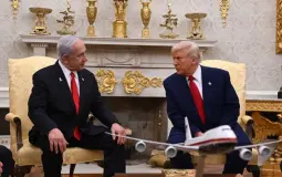 اللقاء الثاني للرئيس الأميركي دونالد ترامب (يمين) ورئيس الوزراء الإسرائيلي بنيامين نتنياهو