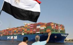 عبور السفن من المجرى الملاحي لقناة السويس
