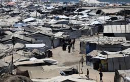 خيام تؤوي نازحين فلسطينيين على طول ميناء غزة