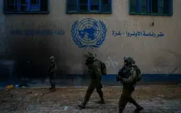 الجيش الإسرائيلي أمام مقر الأونروا في غزة خلال الاجتياح البري