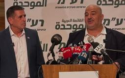 رئيس القائمة الموحدة، منصور عباس، إلى جانب سيغالوفيتش